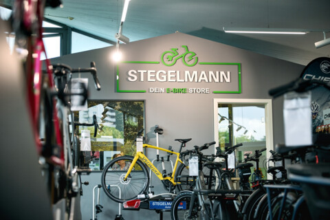 Freundlicher Ansprechpartner vom E-Bike Store Stegelmann mit verschränkten Armen